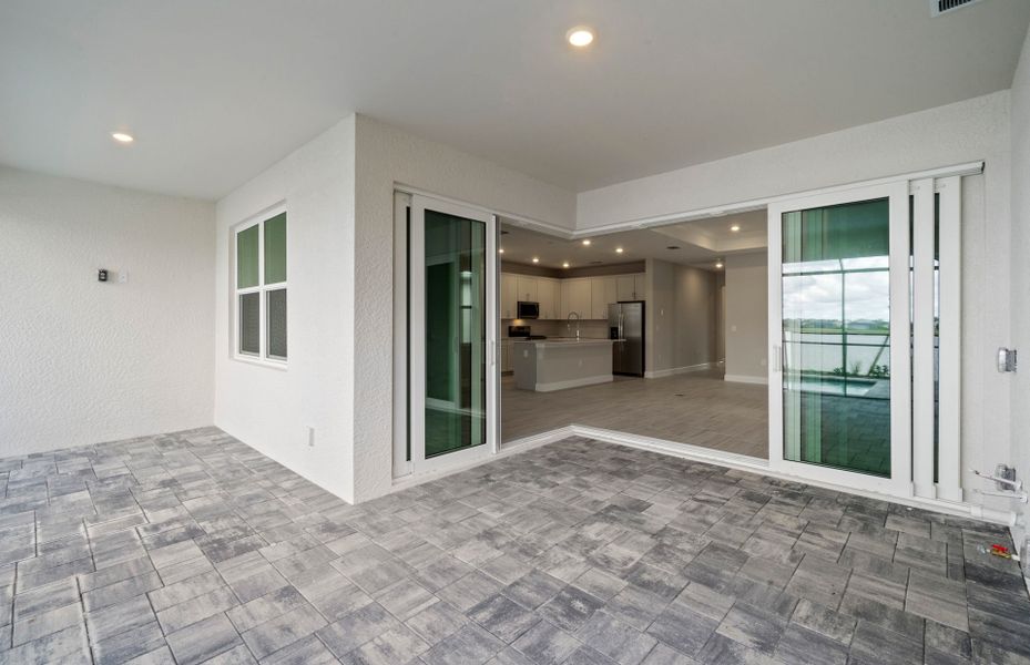 Spacious, unfurnished interior of a new home in Del Webb Oak Creek, North Fort Myers (Image 35).