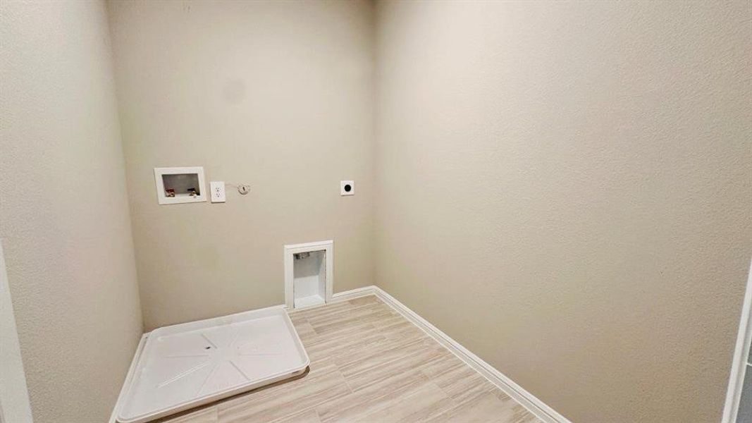 Spacious, unfurnished interior of a new home in Orchard Village, Fort Worth (Image 27).