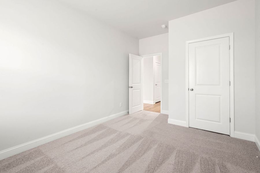 Spacious, unfurnished interior of a new home in Waterways, Richmond Hill (Image 33).