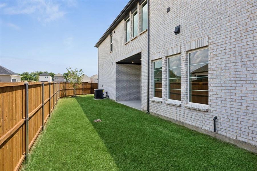 Not too big and not too small, this perfectly sized fenced yard is the perfect place to relax and enjoy the great outdoors!