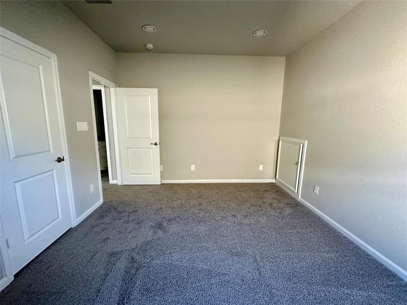 Spacious, unfurnished interior of a new home in Sienna, Missouri City (Image 33).