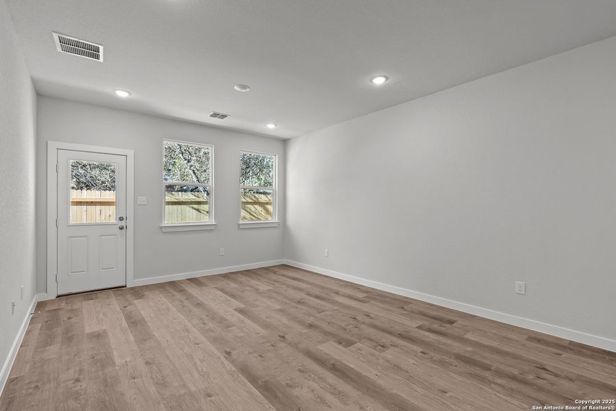 Spacious, unfurnished interior of a new home in Senna, Leon Valley (Image 19).