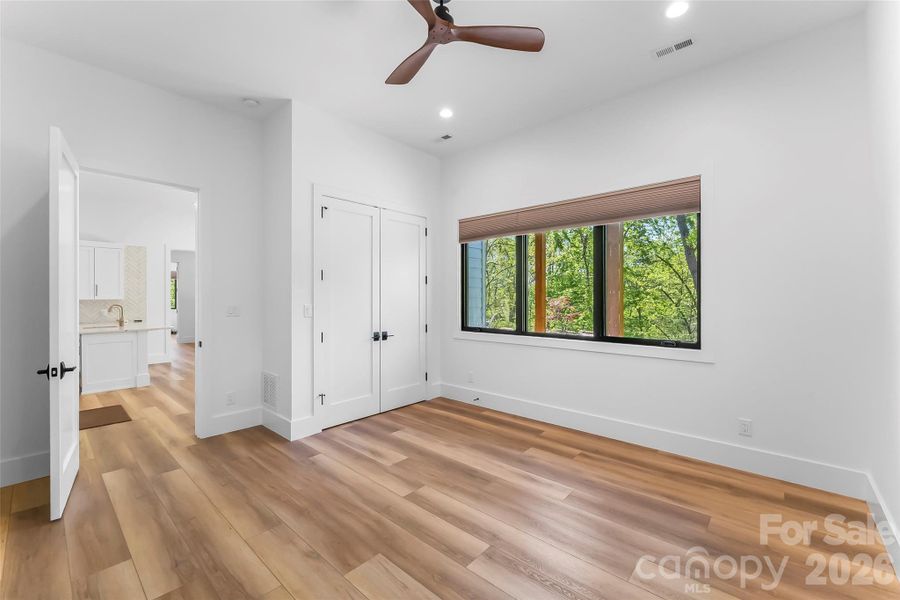 Spacious, unfurnished interior of a new home in , Marion (Image 23).