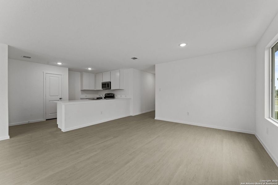 Spacious, unfurnished interior of a new home in Voss Farms, New Braunfels (Image 12).