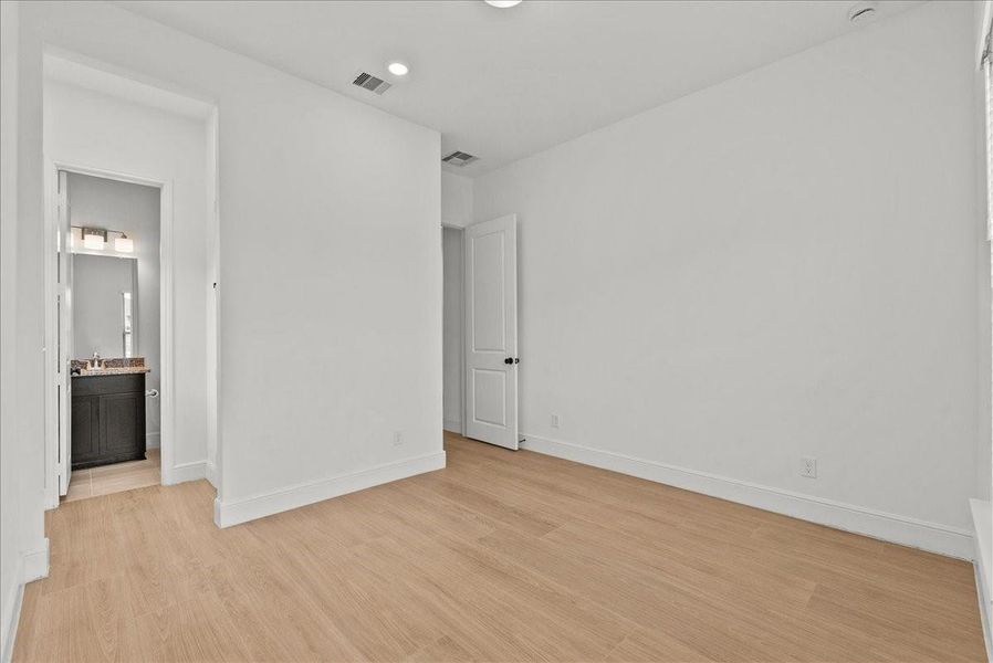 Second downstairs bedroom with ensuite bath