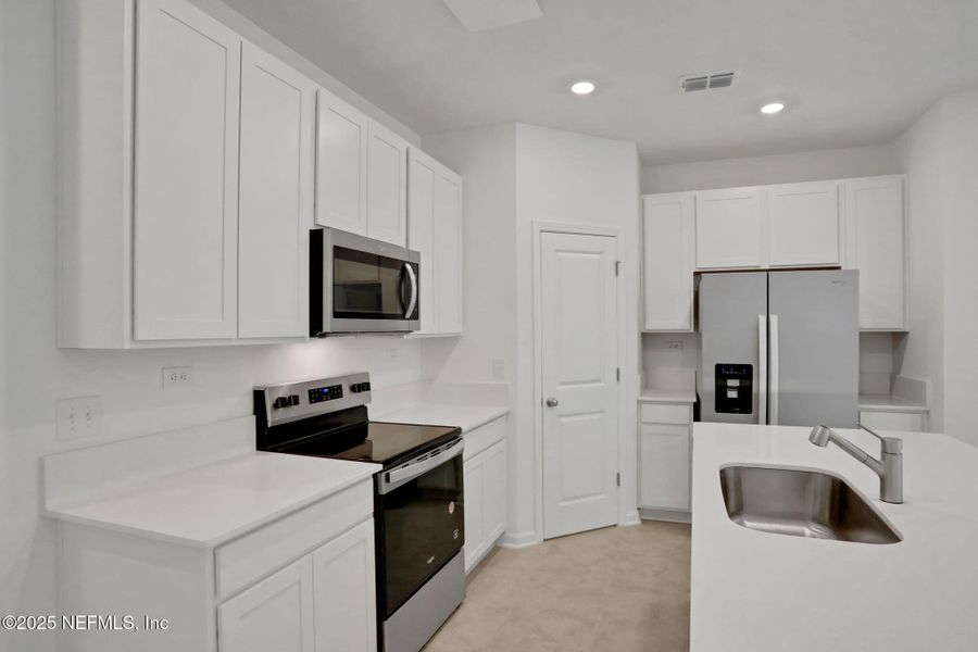 Furnished interior view inside a new home in , Middleburg (Image 14).