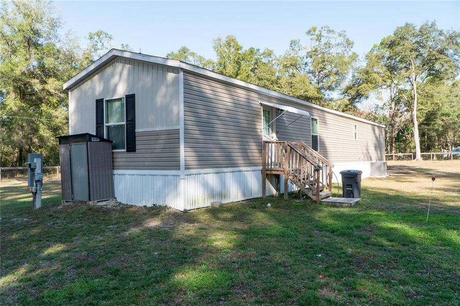 Exterior details and patio area of a home in , Dunnellon (Image 19).
