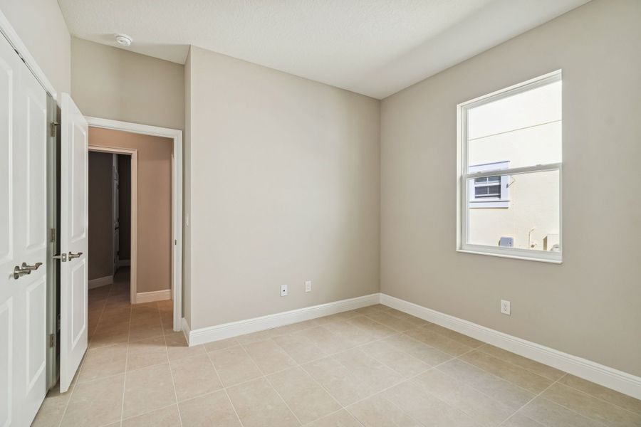 Spacious, unfurnished interior of a new home in Southern Hills Plantation, Brooksville (Image 45).