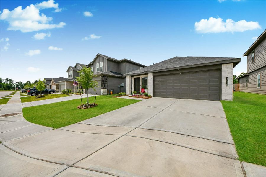 Front exterior of a new home in , Houston, TX, highlighting curb appeal (Image 21).