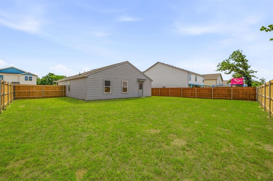 Exterior details and patio area of a home in Tolar Oaks, Tolar (Image 4).