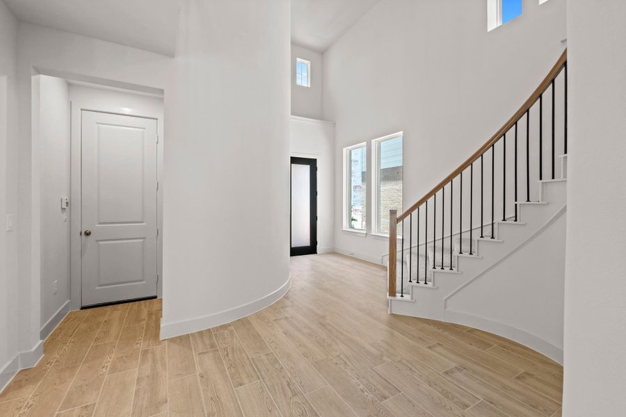 Spacious, unfurnished interior of a new home in Parmer Ranch, Georgetown (Image 13).