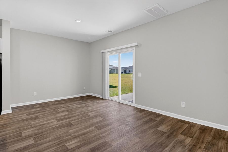 Spacious, unfurnished interior of a new home in Lindera Preserve at Cane Bay Plantation, Summerville (Image 11).