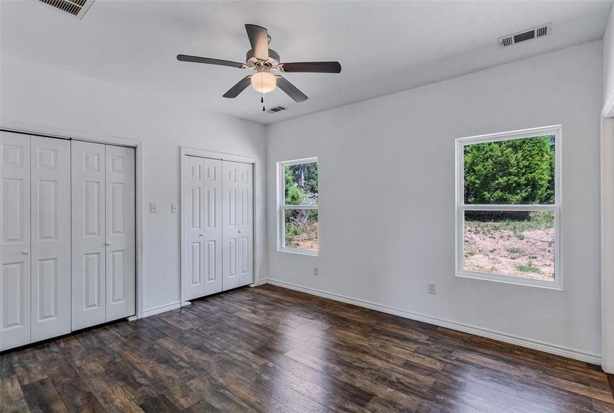 Spacious, unfurnished interior of a new home in , Log Cabin (Image 14).