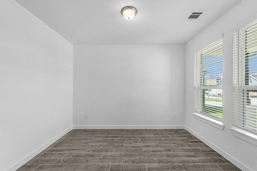 Spacious, unfurnished interior of a new home in Huntington Place, Rosharon (Image 24).