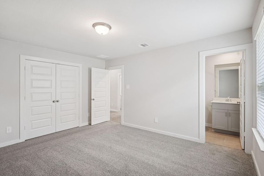 Spacious, unfurnished interior of a new home in Kingdom Heights, Rosenberg (Image 21).