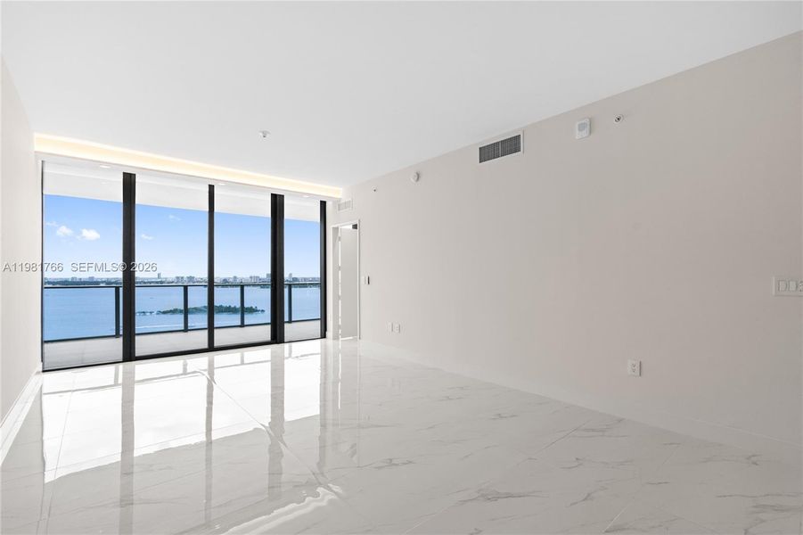 Spacious, unfurnished interior of a new home in Aria Reserve, Miami (Image 28).