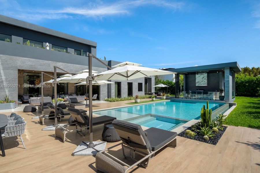 Community amenities in , Pinecrest (Image 52).