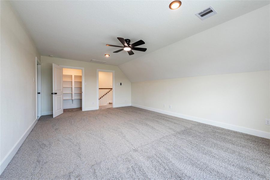 Spacious, unfurnished interior of a new home in , Santa Fe (Image 18).