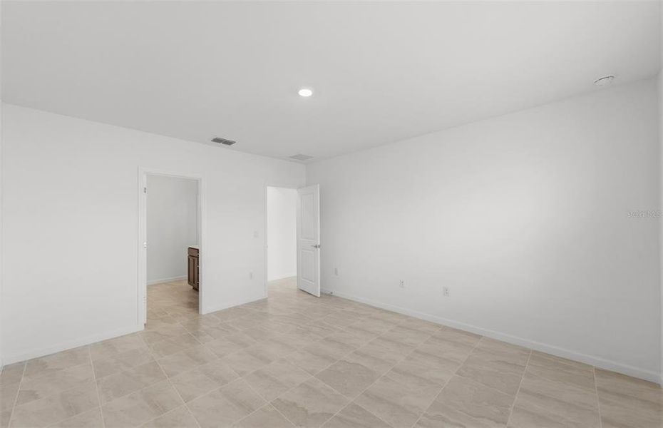 Spacious, unfurnished interior of a new home in Lakespur Wellen Park, Venice (Image 24).