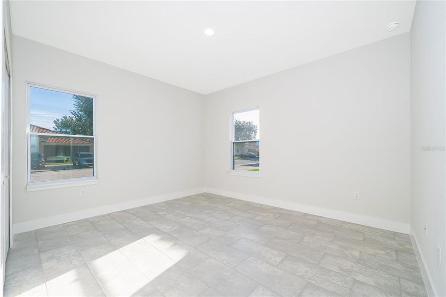Spacious, unfurnished interior of a new home in , Kissimmee (Image 15).