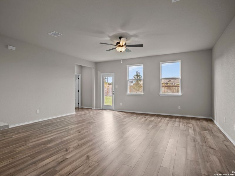 Spacious, unfurnished interior of a new home in Comanche Ridge, San Antonio (Image 26).