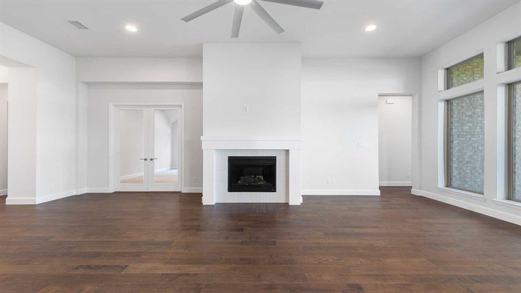 Spacious, unfurnished interior of a new home in Myrtle Creek 71', Waxahachie (Image 16). Spacious, unfurnished interior of a new home in Myrtle Creek 71', Waxahachie (Image 16).