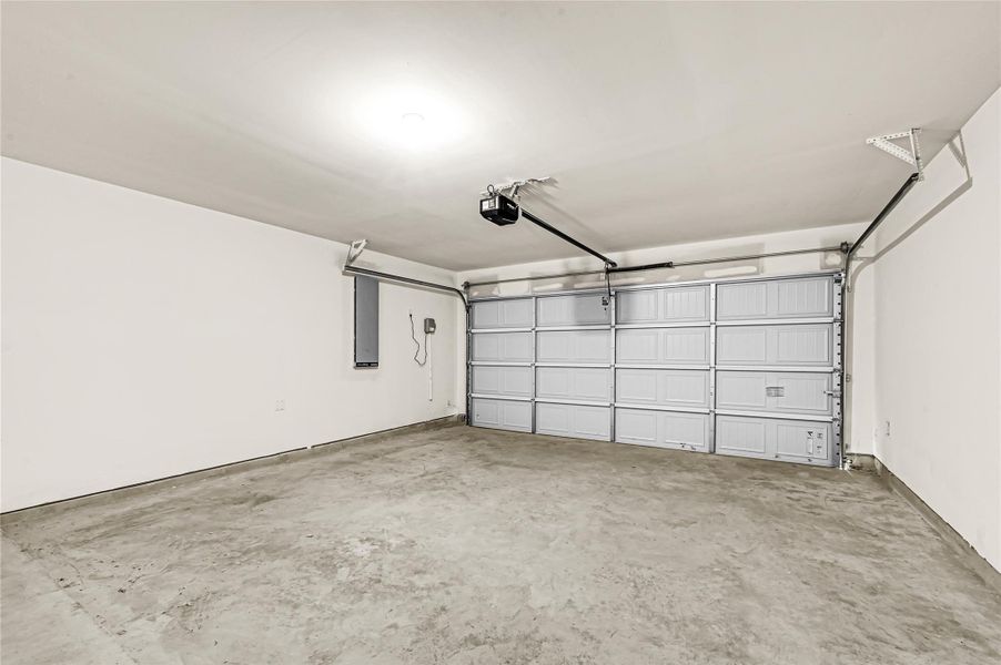 Spacious, unfurnished interior of a new home in Holly Ridge, Rosenberg (Image 29).