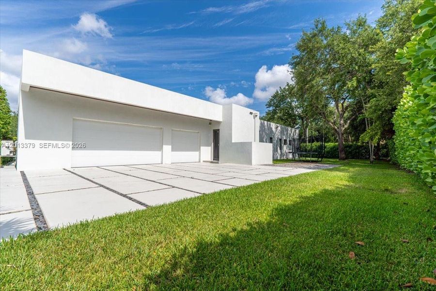 Exterior details and patio area of a home in , Pinecrest (Image 30).