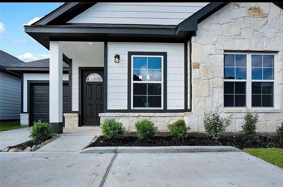 Exterior details and patio area of a home in East Gate Villas, Willis (Image 3).