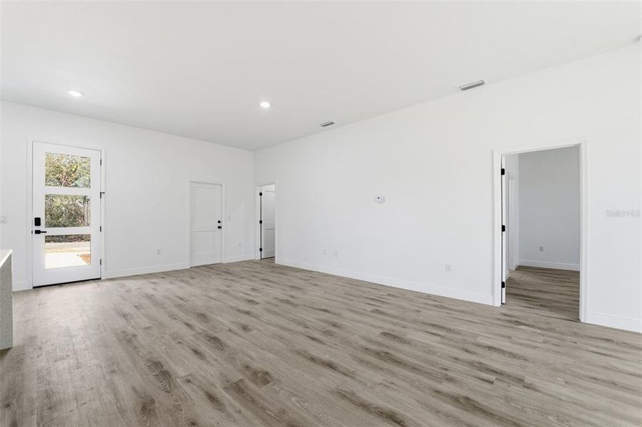 Spacious, unfurnished interior of a new home in , Ocala (Image 23).