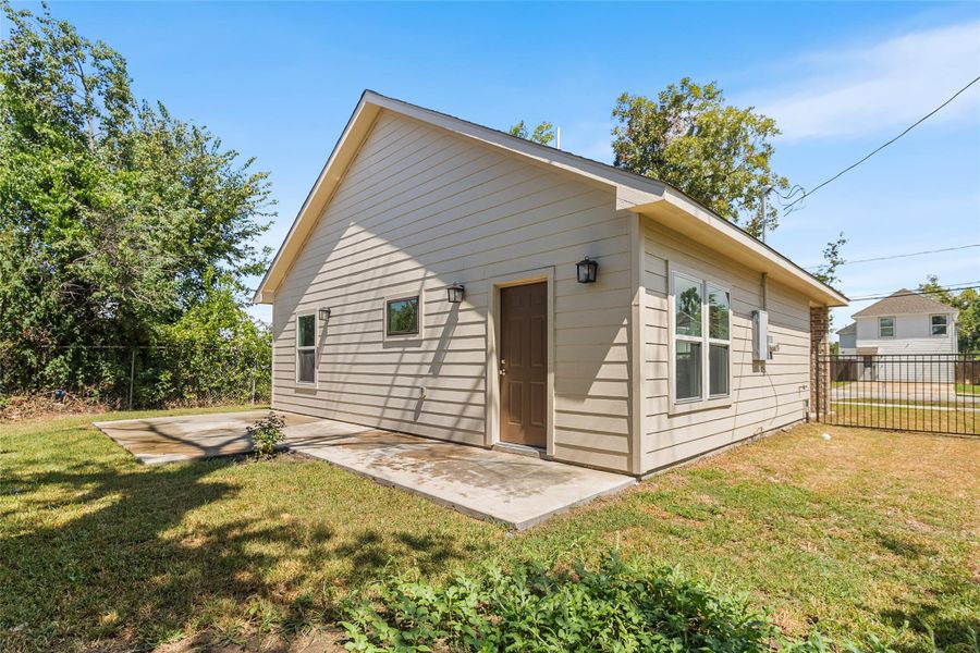 Great space on the sides of the house Great space on the sides of the house