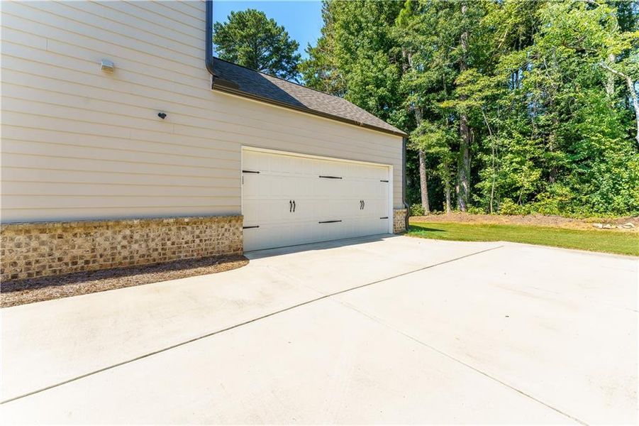 Exterior details and patio area of a home in Edenglen, Buford (Image 4).