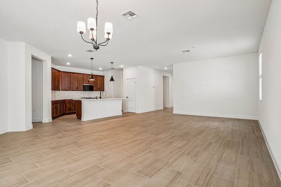 Spacious, unfurnished interior of a new home in Oasis Reserve, Orlando (Image 11).
