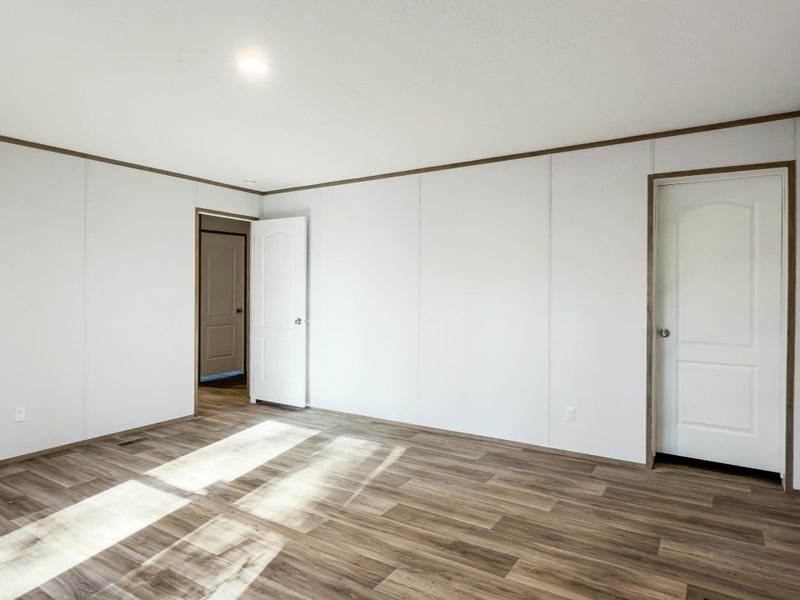 Spacious, unfurnished interior of a new home in , Round O (Image 12).