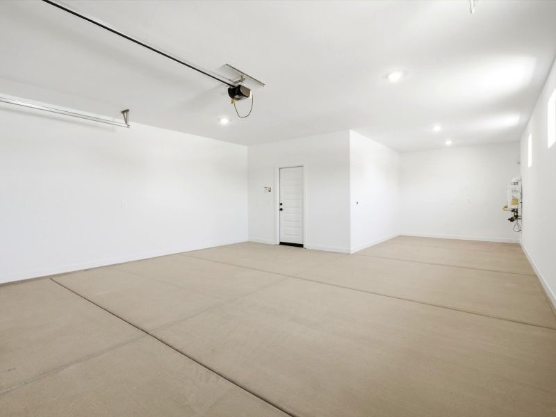 Spacious, unfurnished interior of a new home in Naranja Trails, Oro Valley (Image 19).