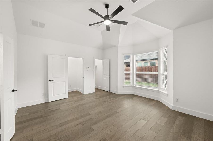 Spacious, unfurnished interior of a new home in Llano Springs, Fort Worth (Image 23).