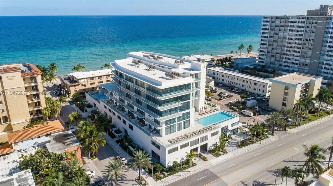 Condo located in Hollywood, FL showcasing its design and architecture (Image 6).