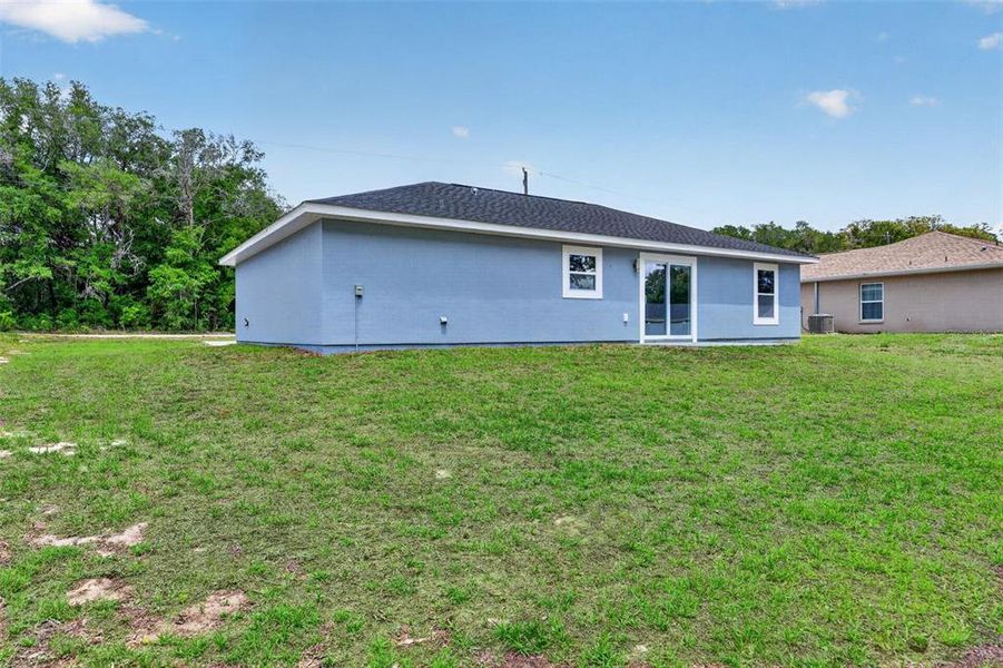 Exterior details and patio area of a home in , Dunnellon (Image 22).