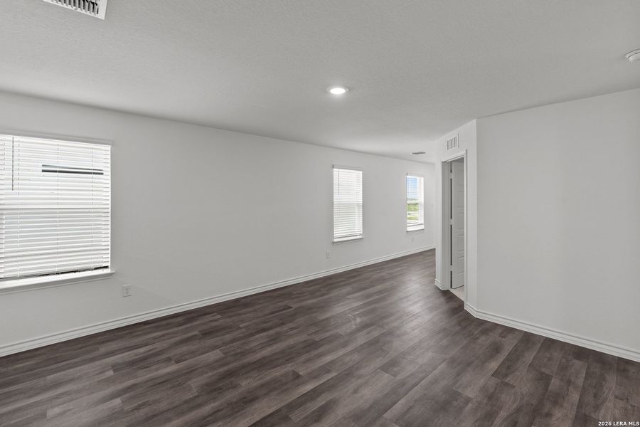Spacious, unfurnished interior of a new home in Cinco Lakes, San Antonio (Image 22).