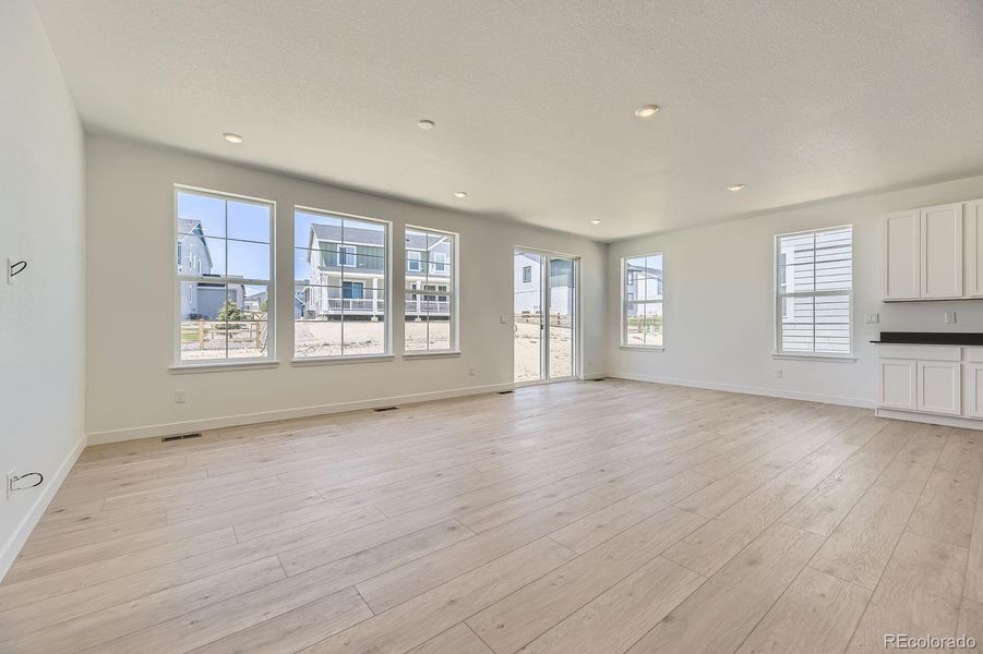 Spacious, unfurnished interior of a new home in Independence: The Grand Collection, Elizabeth (Image 10).