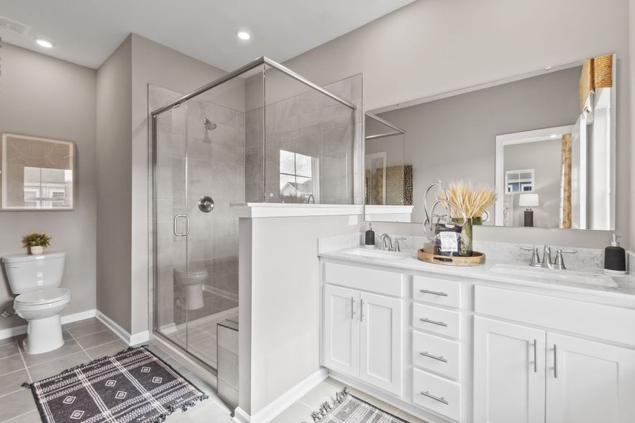 Stratford III Primary Bath in Waterstone at Lake Norman