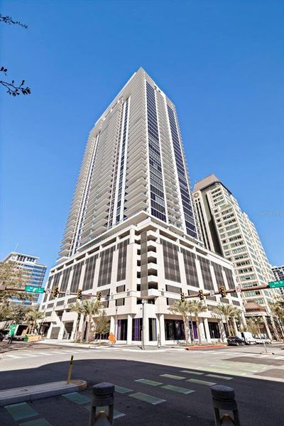 Condo located in St. Petersburg, FL showcasing its design and architecture (Image 32).