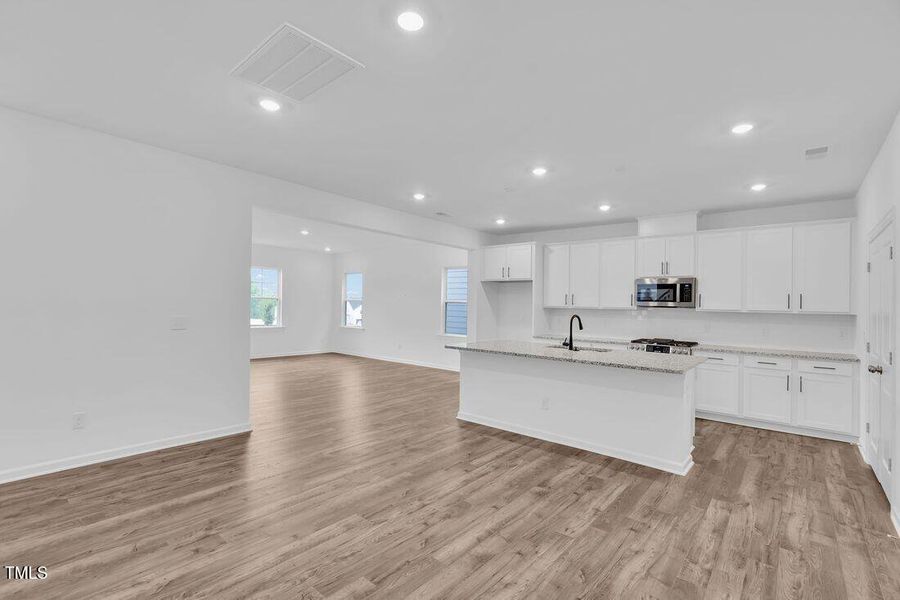 silverstone-dining-area-to-kitchen silverstone-dining-area-to-kitchen