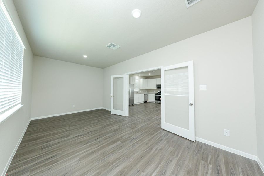 Spacious, unfurnished interior of a new home in Mackenzie Creek, Conroe (Image 13).