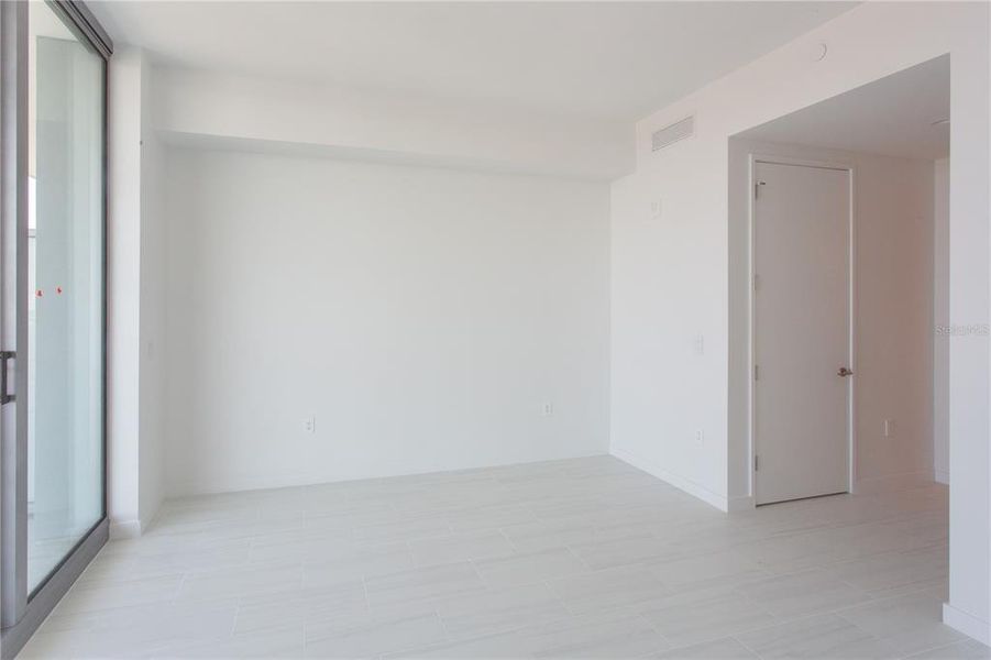 Spacious, unfurnished interior of a new home in , St. Petersburg (Image 13).