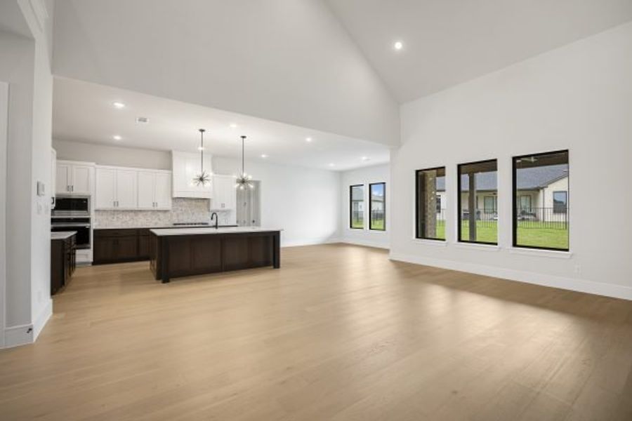Spacious, unfurnished interior of a new home in Heath Golf and Yacht Club, Heath (Image 29).