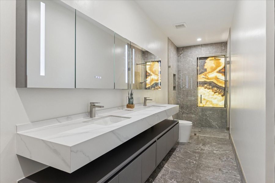 Secondary full size bathroom