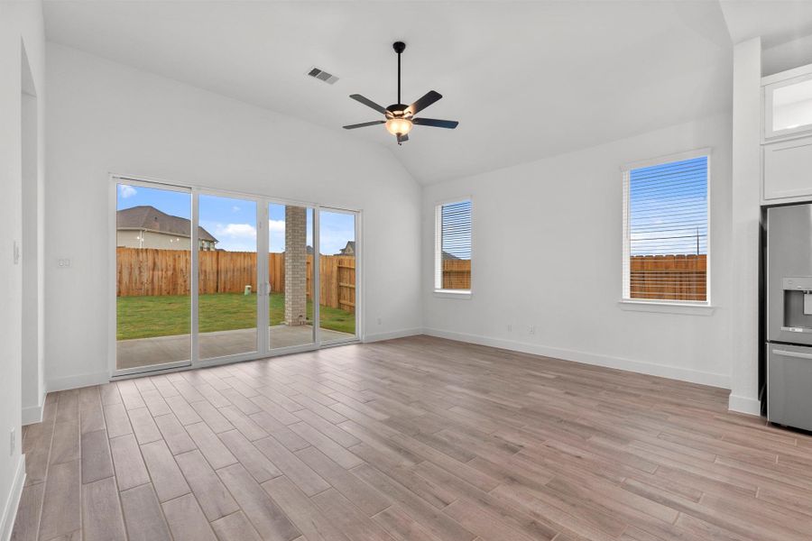 Spacious, unfurnished interior of a new home in Blue Heron, Mont Belvieu (Image 24).