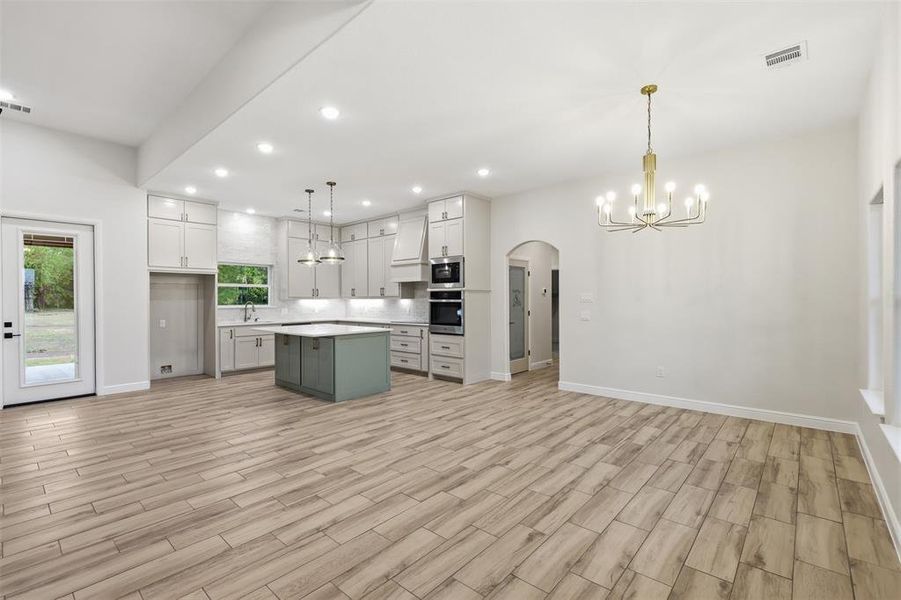 Spacious, unfurnished interior of a new home in , Weatherford (Image 15).