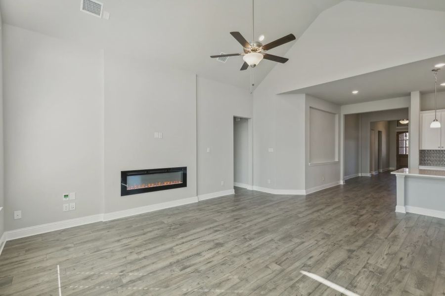 Spacious, unfurnished interior of a new home in Oaks of North Grove, Waxahachie (Image 12).